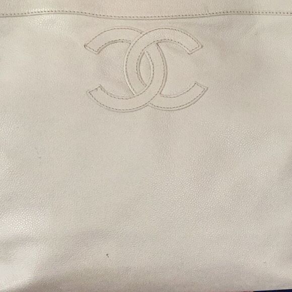 AUTHENTIC CHANEL WHITE LEATHER CC SHOULDER HANDBAG TOTE - Picture 8 of 15